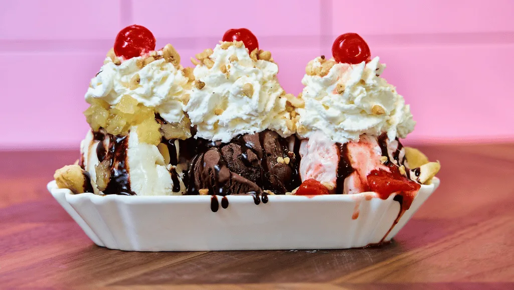 A delicious bowl of turtle ice cream with chocolate chunks and caramel swirls.