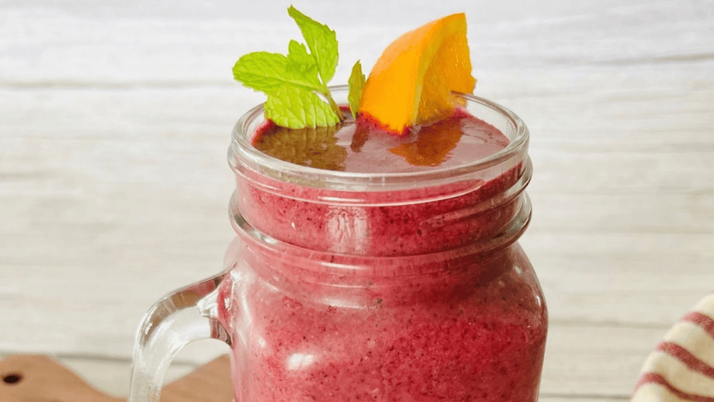 Beetroot and berry smoothie for detox and anti-inflammatory benefits