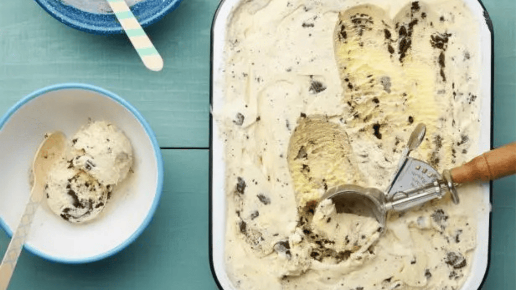 How to Make Cookies and Cream Ice Cream at Home