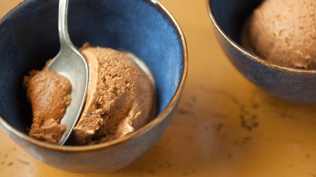 A vibrant and authentic Thai tea mix, meticulously layered in a transparent glass container. The foreground features the distinct orange-red hue of the dried tea leaves, accented by delicate petals of fragrant jasmine. The middle ground showcases the intricate blend of spices, including cinnamon sticks, cardamom pods, and star anise, creating a warm and inviting aroma. The background subtly hints at the tropical origins of this cherished beverage, with lush greenery and a soft, diffused natural lighting that casts a golden glow over the entire scene. The overall composition captures the essence of traditional Thai tea, evoking a sense of cultural heritage and culinary sophistication. সোলার সেটআপের জন্য প্রয়োজনীয় টিপস